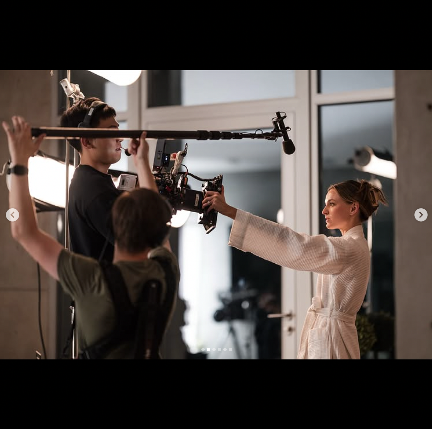 Grace Swanson behind the scenes of a vertial shoot | Source: instagram/gracewswanson