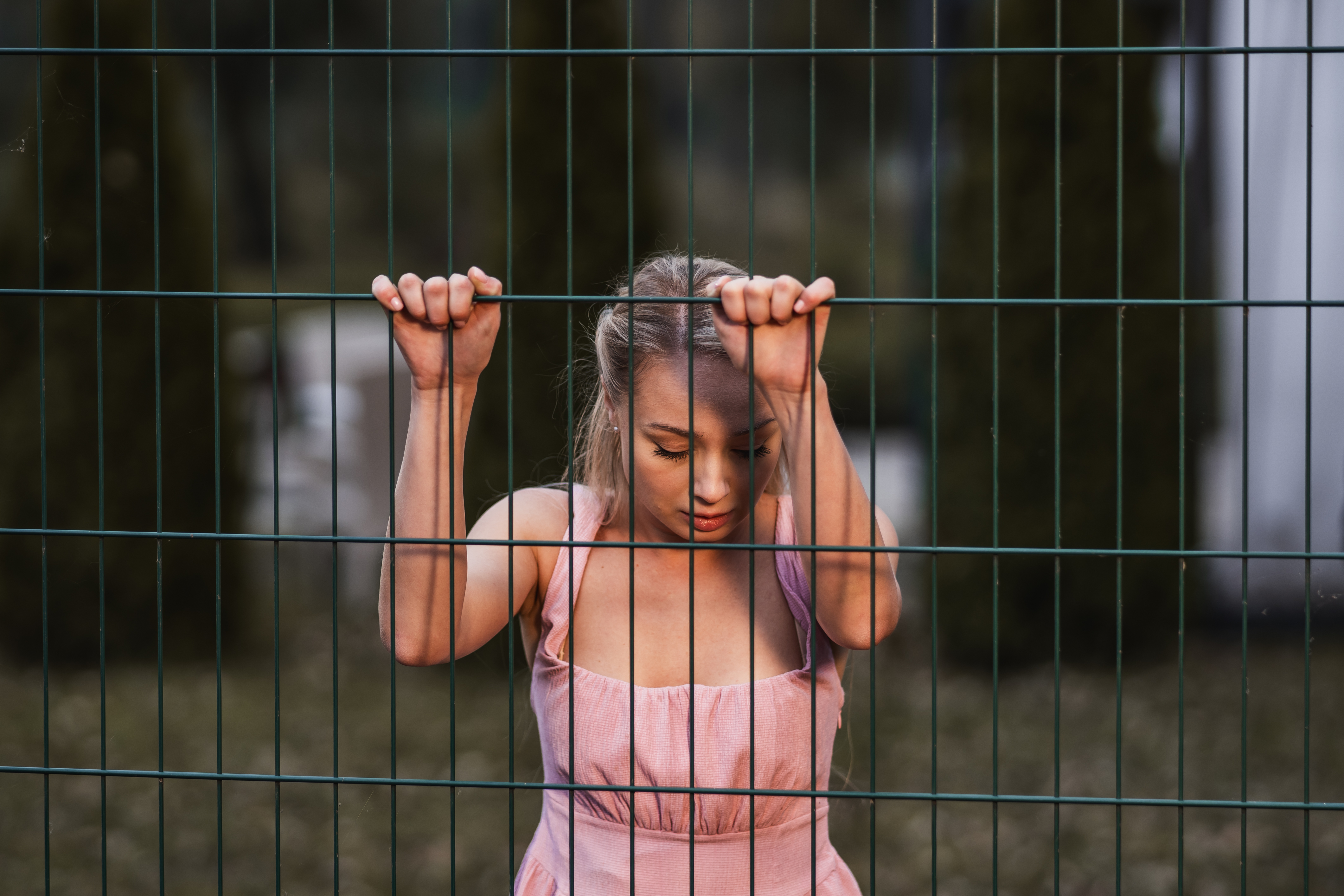 Sophie’s escape is where everything begins, leaving control behind and stepping into something unknown. | Source: AMO Pictures