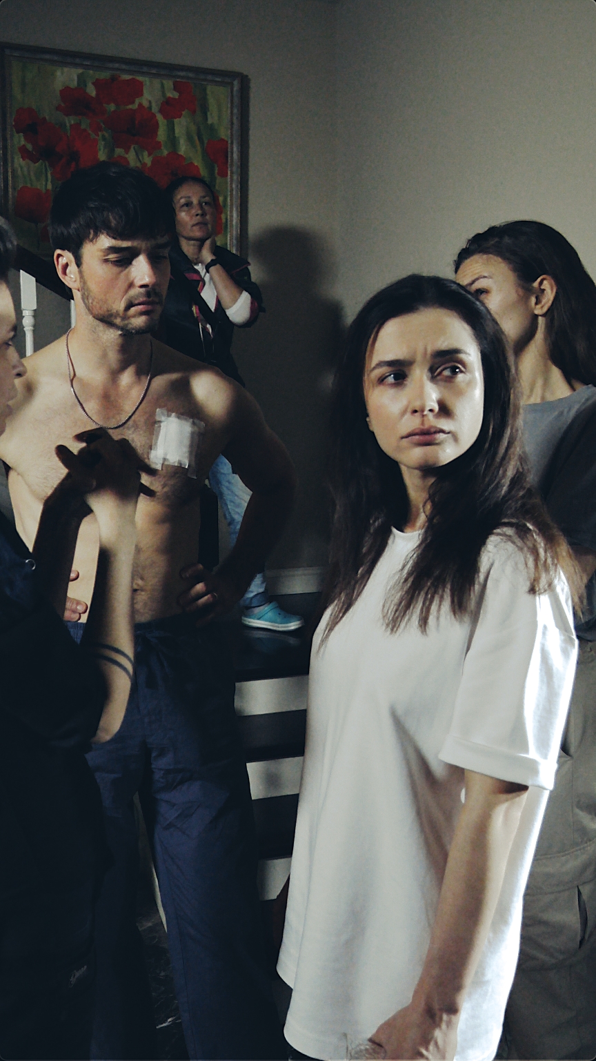 The director guides the lead actors during a night scene by the staircase | Source: AMO Pictures