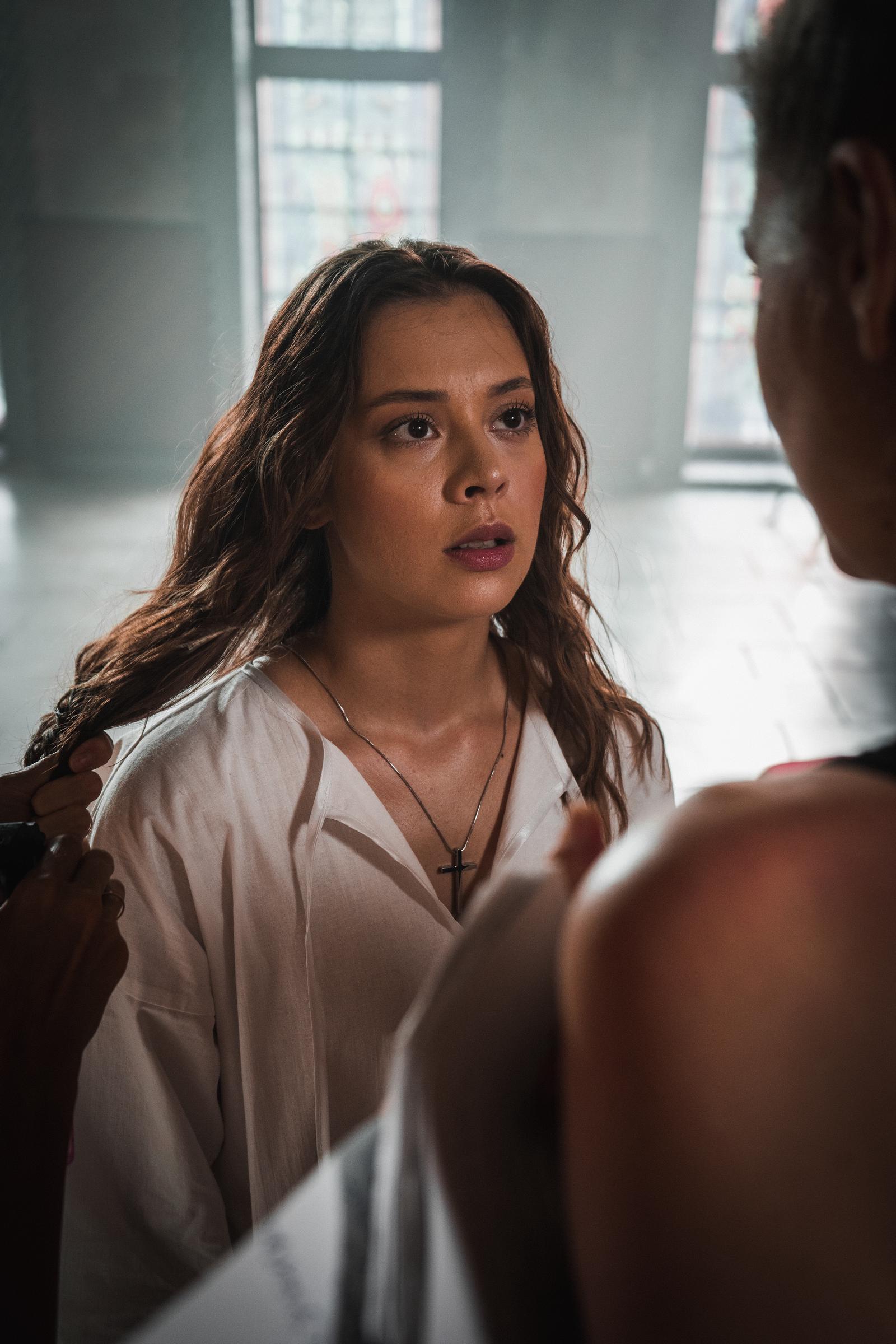 Oleksa Pankova (Lisa Stone) getting directions from the film's director, Alina Bukhtiyarova | Source: AMO Pictures