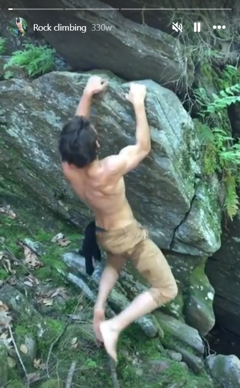 Evan Adams climbing rocks | Source: Instagram.com/evanadams_official