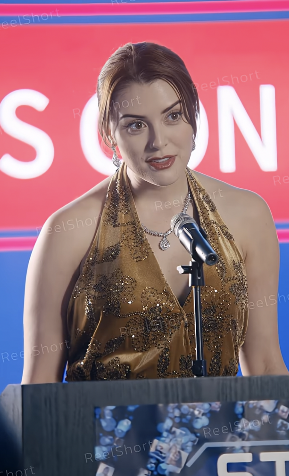 Cait Moira as Chloe Brooks in "The Magnificent Bodyguard" | Source: youtube/reelshortapp